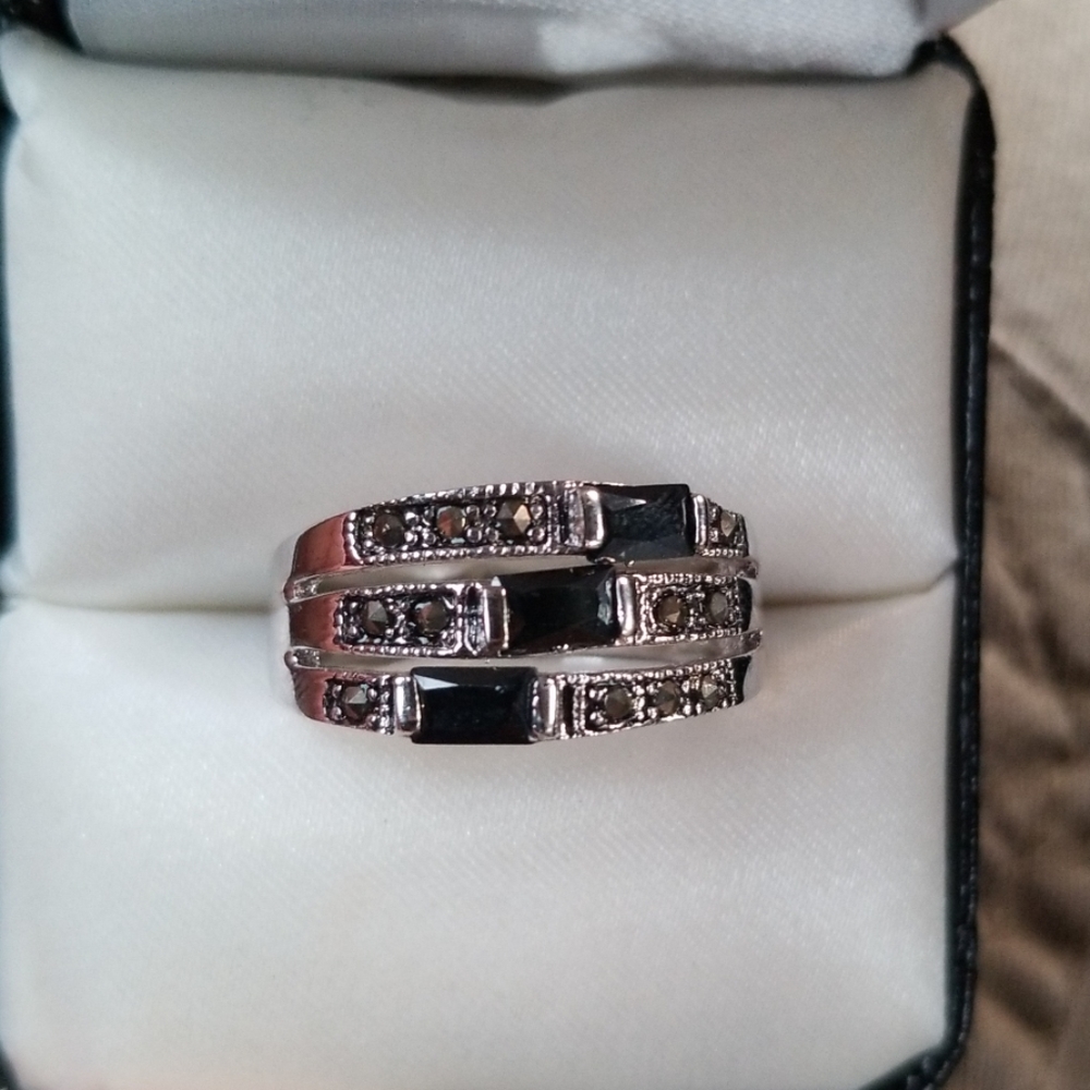 🧨 City Rox silver and black ring w/ Crystal's  8